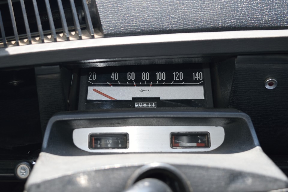 オドメーターはご覧の距離ですが、旧車ですし、5桁メーターのため走行不明とさせていただきました。