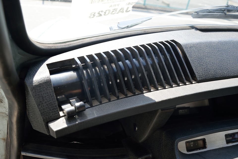 個人的にいつも感服するのがこの空調吹き出し口のデザインと構造、そして優れた機能性。