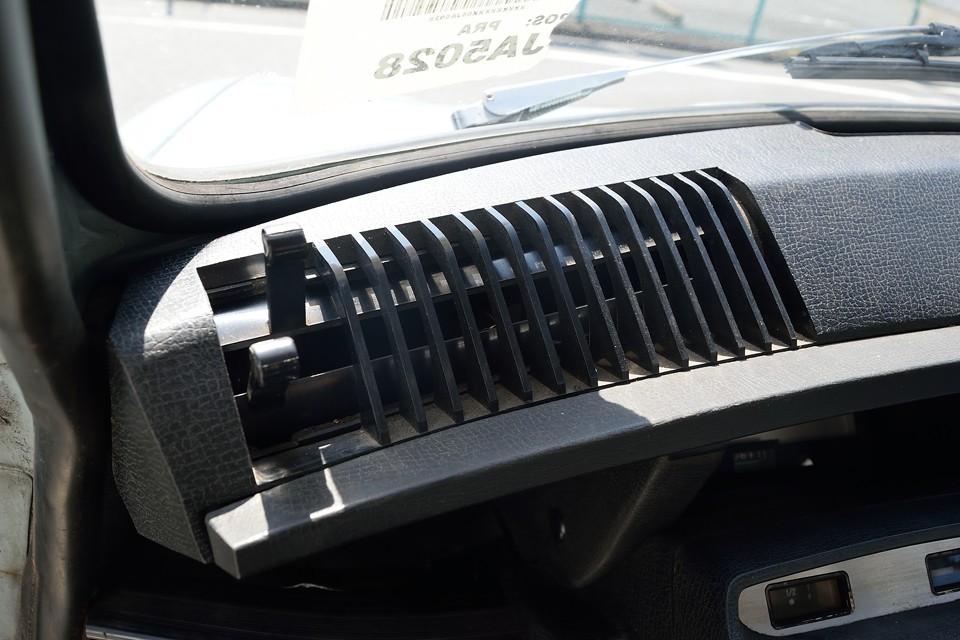 左端の上下2本のレバーを自由に動かすことで、風量、風向ともに自在に調整出来るスグレモノ！