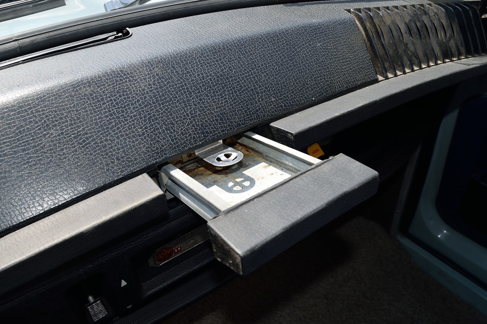 そして忍者屋敷の隠し扉のように、周りと一体化した灰皿。引っ張り出して始めてそれと分かります。