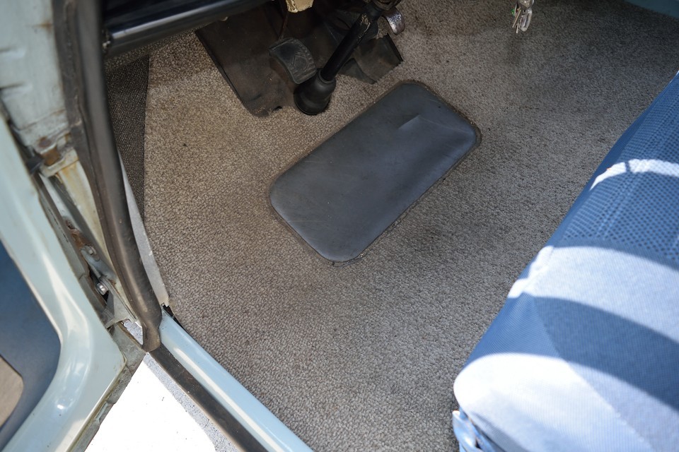 そして、遮音と乗り心地を兼ねた分厚いカーペット！足元はビックリするくらいフカフカです。