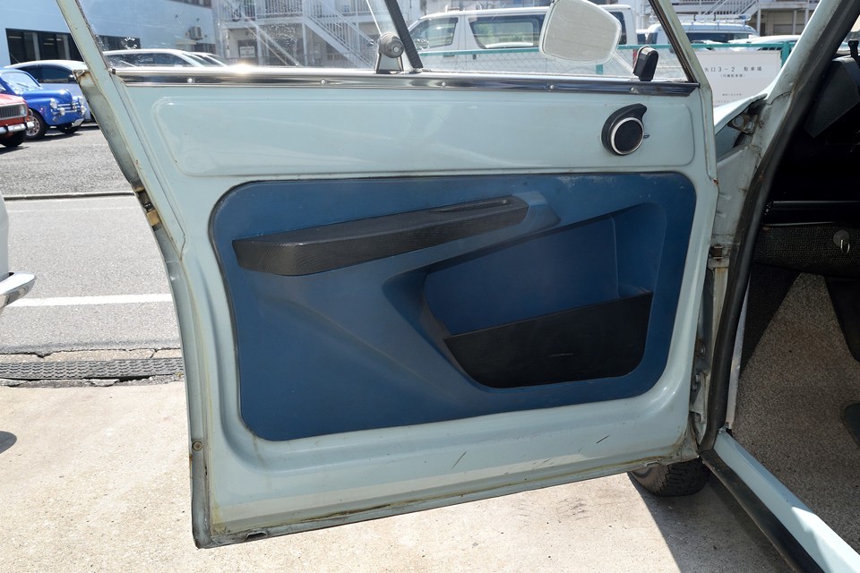 前ドア内側。それなりに汚れはありますが、酷い損傷や欠品はありません。