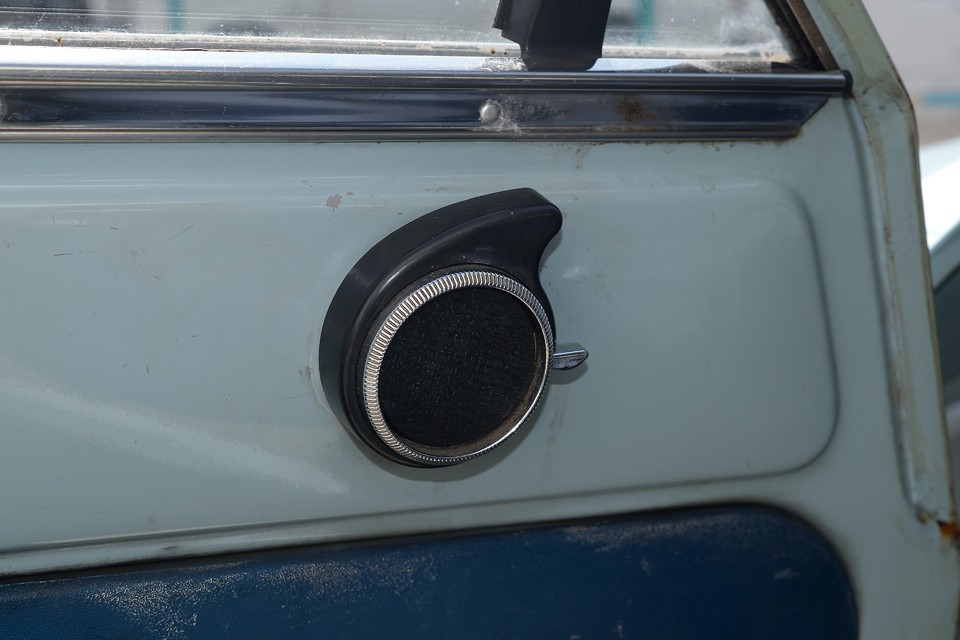 豪華とは無縁のアミですが、空調吹き出し口といい、このシンプルなドアロックダイヤルといい、機能を犠牲にしないデザイン力はお見事！