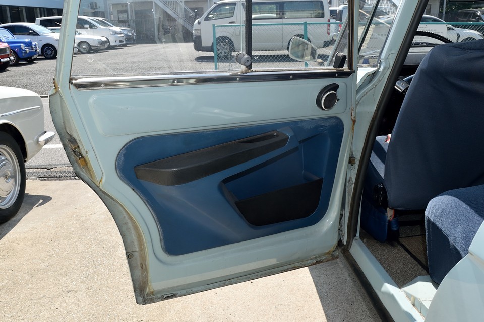 リアドア内側。そもそも2CVベースのモデルという事を考えれば、ドアポケットはあるし、肘掛けはあるし、これは大きな進化では・・・言ってて少し淋しくなったのでやめます（苦笑）