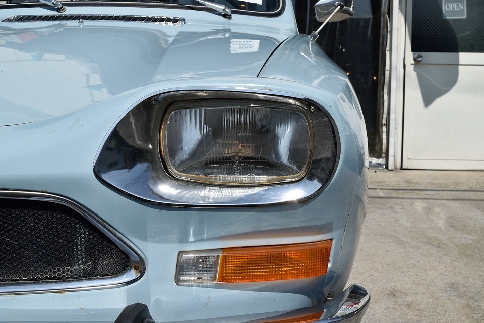 じ～っと見ていると心を見透かされているかのような視線を感じてしまう、独特の形状のヘッドライト＆ライトリム。