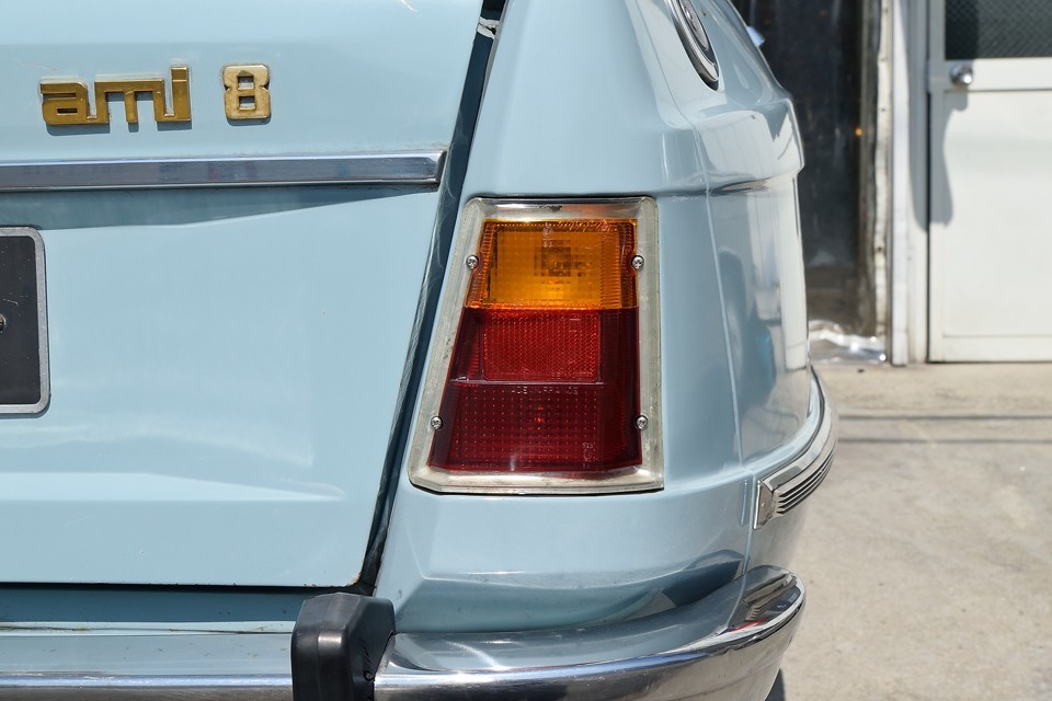 それに引き換えリアレンズは・・・美味しそう？！特に淵の白い部分がパリッとしてそうて・・・（笑）