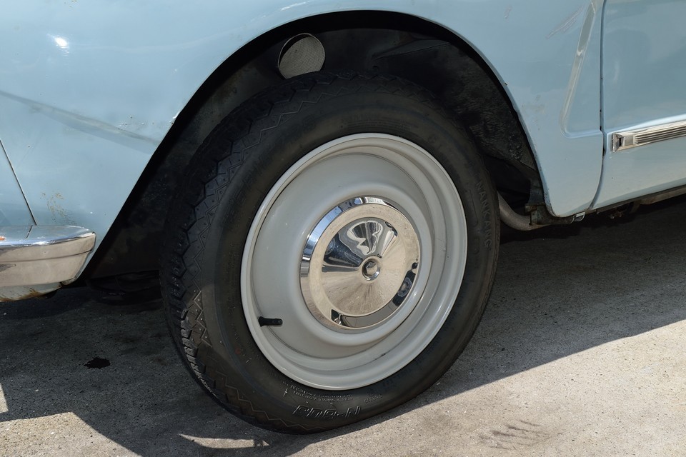 シンプルな鉄ッチンホイール、ホイールキャップに目立つキズは無く、良い状態だと思います。タイヤは現在NANKANG製で残山もそこそこあるのですが・・・。