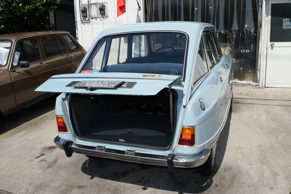 トランクダンパーがヘタリ気味なので、トランクリッドが中途半端な開きかたですが、使用上はそれほど支障はないかと。