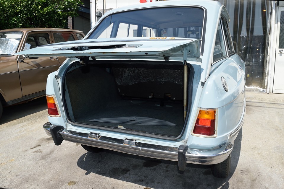 このボディサイズなのに、トランク容量はたっぷり！荷室が真四角なので、尚更使いやすいです。トランク内にある過冷却防止用のグリルカバーも付属します。