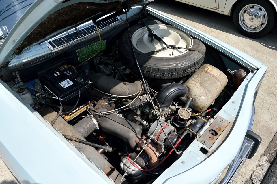 空冷水平対向2気筒、602cc、32ps/5750rpm、4.2kgm/4000rpmを発生するパワーユニット！数値上では全くもって大したことはない？！のですが、車重が725kgとチョ～軽量なので、想像以上に走るのです！