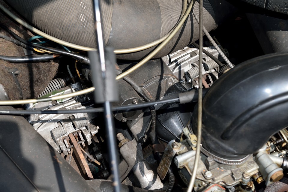 しかもフロントブレーキは、スポーツカーに採用されることが多い、バネ下過重の軽減に絶大な効果のあるインボードディスク！柔らかく良く動く脚で乗り心地はまさにシトロ～エン！