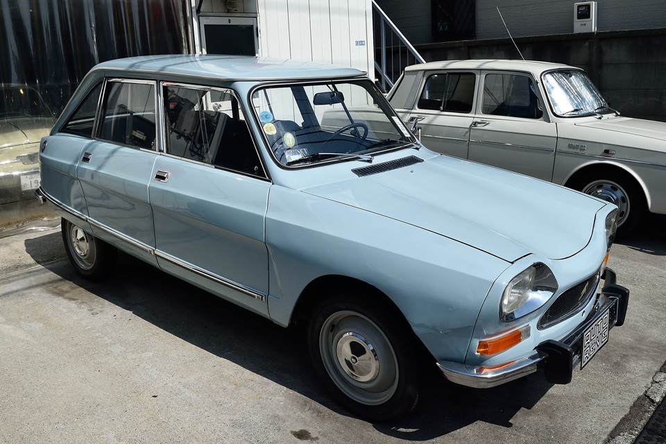 それに2CVゆずりのエンジンという事は、エンジンを含む機関系の部品は豊富な上に安価なので、少なくとも走行に関わる箇所については「部品が無くて直せない～！」問題とは無縁。