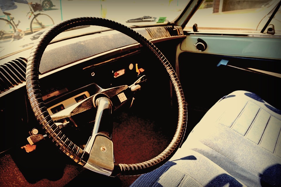 いつも輸入した車両は悩む事ですが、こういった普段使いされていた個体、言わば現地仕様車は日本の優れた板金塗装を施せば、見違えるほどの状態になるのは解り切っているのですが・・・。