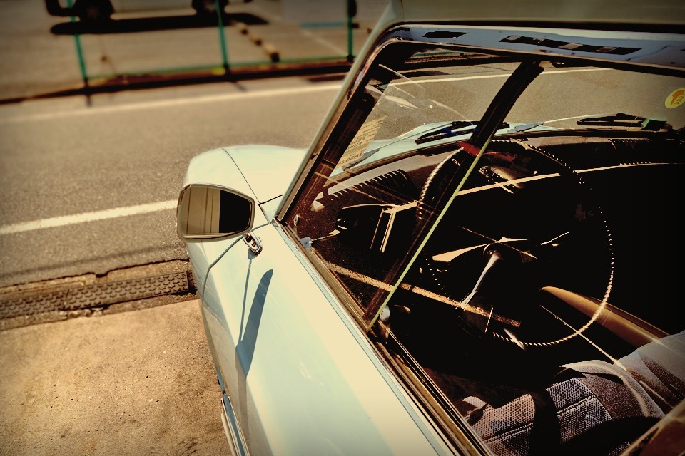 当然その費用を上乗せするしかないわけで・・・そうなると、実用車であるはずのAMI8が普段の足から、飾って置く骨董品に変わるお値段になってしまうので・・・。