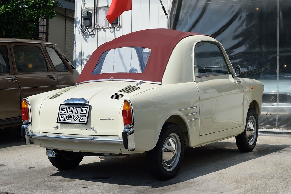 イタリアの老舗自転車メーカーの「bianchi」が1957年に「autobianchi」として自動車製造に進出し、最初に造った記念すべきモデルがこの「bianchina trasformabile」!