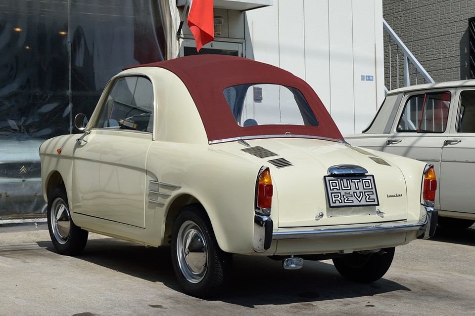 時同じく発売されたFIATのNUOVA500（チンクエチェント）とエンジン、ミッションを含む車両のベース部分は、まんま共用ですが、このおしゃれなボディデザインは全くのオリジナル！