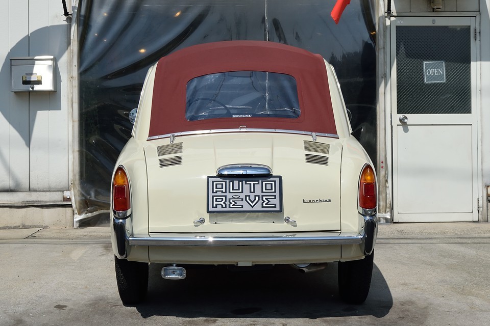 このTrasformabileモデルの後、フルオープンのCabriolet、セダンタイプのBerlina、ワゴンタイプのPanoramica、バンタイプのFurgoncinoと様々なボディーバリエーションが造られ、チンク同様、イタリアの街中を大いに彩った、いわば「ザ・イタリアンカー」なのです！