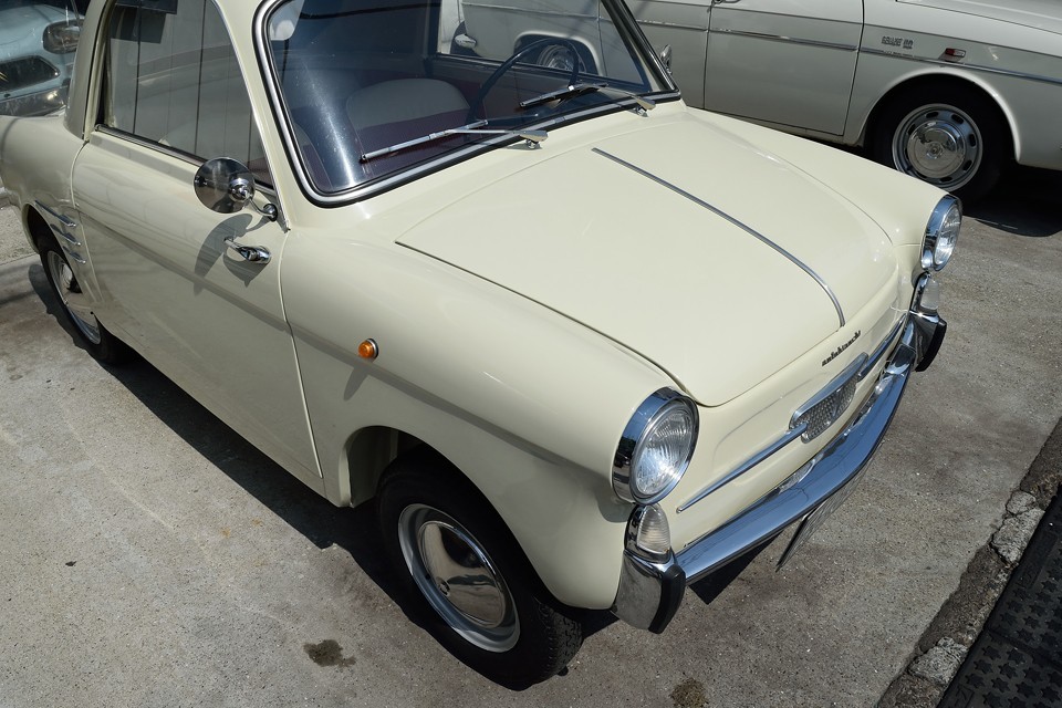 本車両は内外装はもちろん、後述するエンジン、ミッション、足回り等の機関にいたるまで、すべてリフレッシュされたフルレストア車！なので、塗装状態もご覧の通りの素晴らしい状態！