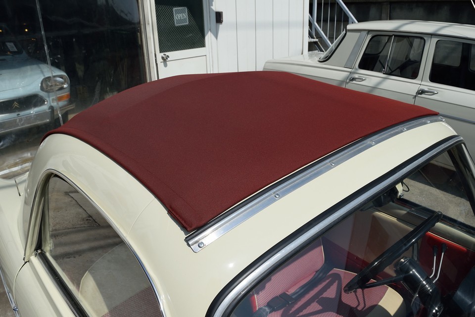 キャンバストップももちろん張替済！ベージュのボディとぴったりマッチしたバーガンディーのキャンバストップ！ホント素敵です！