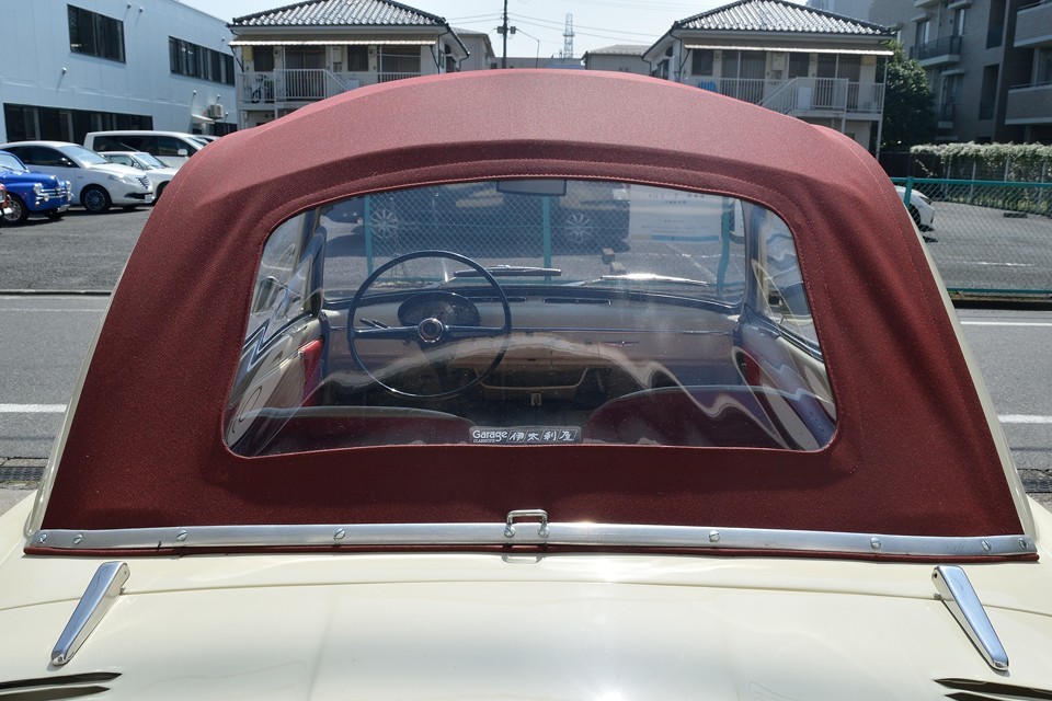 劣化すると白く曇ってしまうビニール素材のリアスクリーンも、ご覧の通りもちろんクリアー！