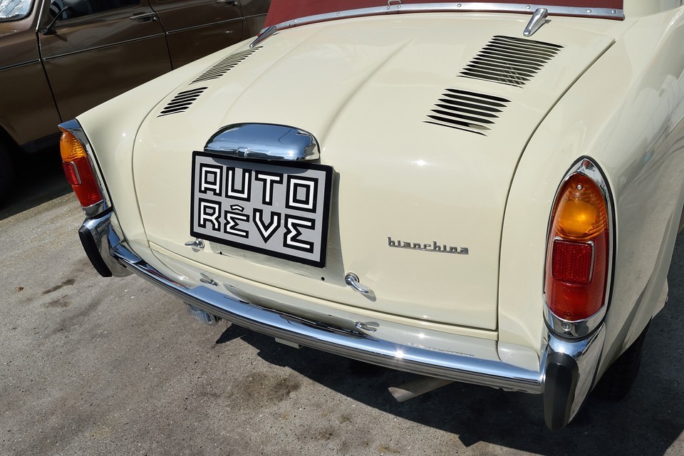 リア周りの外装品も同様に、ほぼ新品部品で仕上げた状態です。ここまでキレイだと乗るのも躊躇してしまいそうですが、いえいえ大丈夫！そのうち必ず馴染んできますので・・・（←つまりは劣化？苦笑）