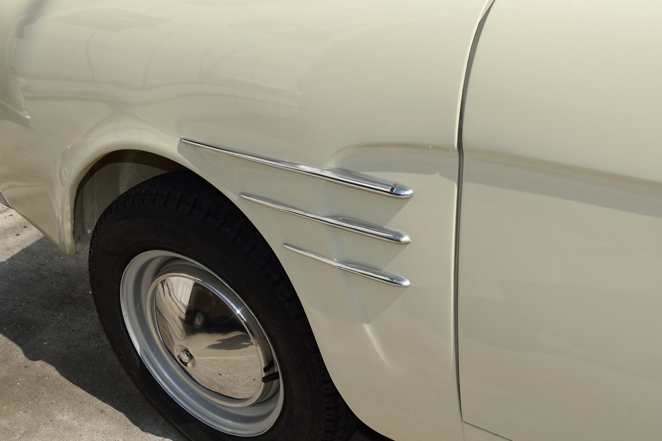 機能とは全く関係のない両サイドのこういう装飾が大事なのです！おしゃれさって、機能ではなく、そこにある、もしくはそうする事自体に意味があるのですから。