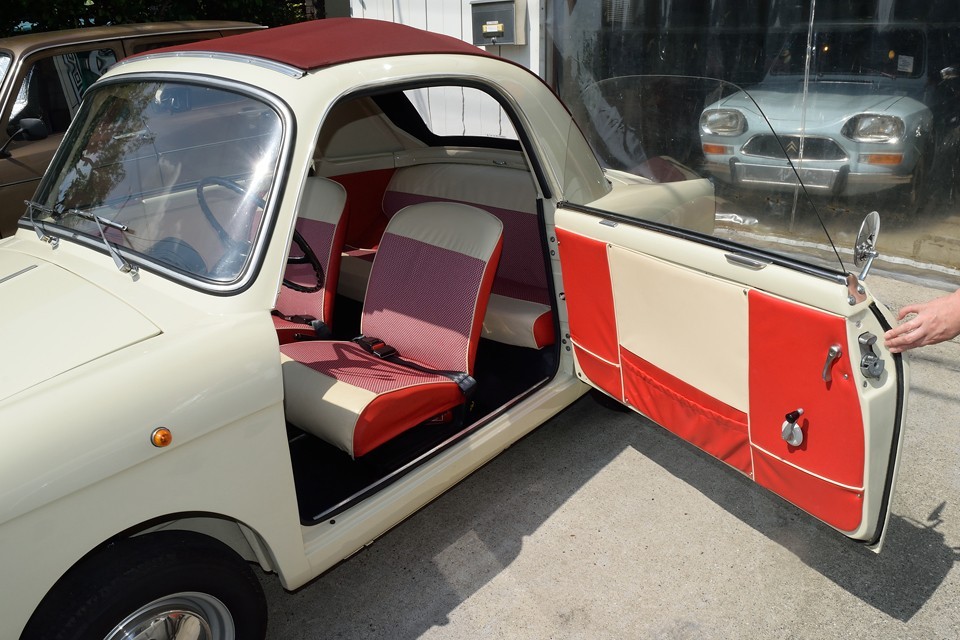 それではインテリアへ行ってみましょう！NUOVA500ベースなのでドアも同様に前開きなのです。