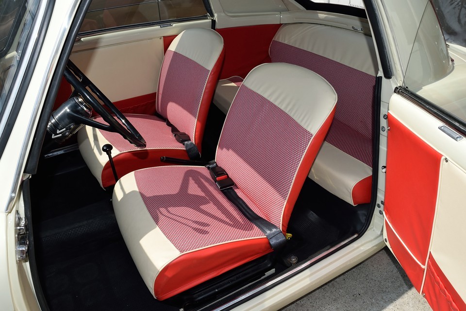 シート、内張り、マット等すべてのインテリア素材は新調されています。しかもその仕上げも秀逸！もしかして新品より質が良いのでは・・・←それを言っちゃぁ～（笑）