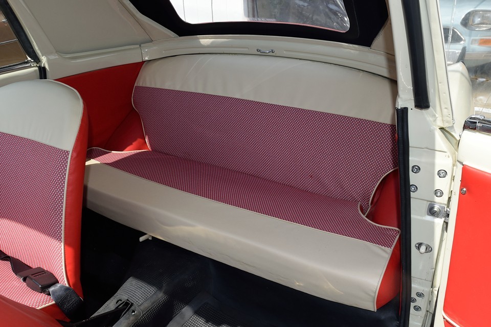 一応リアシートはありますが、車検上は2名乗車です。なのでリアは乗車用シートではなく手荷物置場ですね。