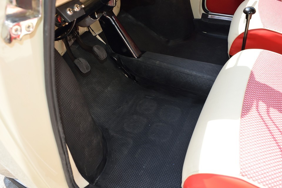 フロントからリアまで繋がる床面のゴムマットももちろん交換済。チンクもそうですが、この厚手のゴムマットは防音・防振効果のある重要なものなのです。