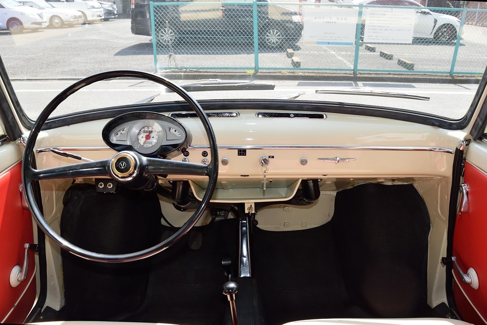 「シンプル」と言うより「何もない？！」と言った方がいいくらいのインパネ。遊園地のゴーカートの方がもう少しいろいろ付いているかと・・・（笑）