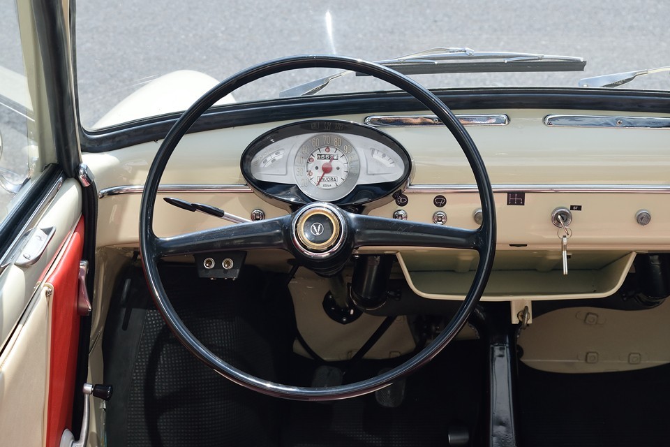 でも良く見ると、インパネ中央横一線のモールとか、ウインドウ下の吹き出し口のメッキパーツとか、チンクとは一線を画す装いなのです。