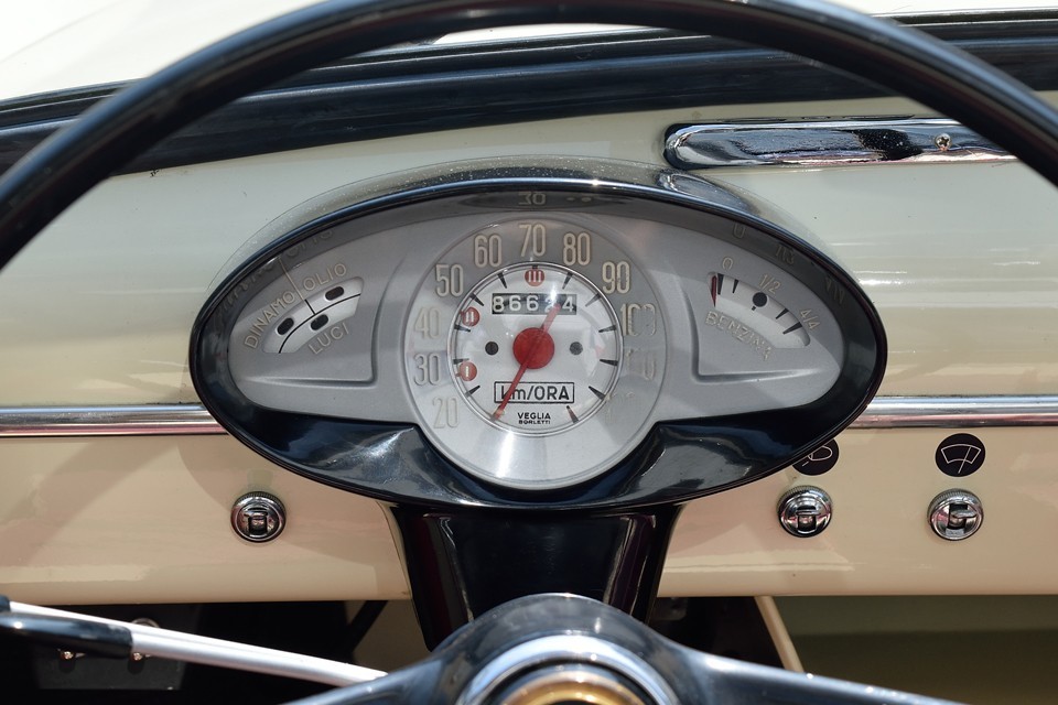 フライング・タイガーに売ってそう（笑）なレトロポップなメーター！尚、オドメーターはご覧の距離ですが、旧車ですし5桁メーターのため走行不明とさせていただきました。