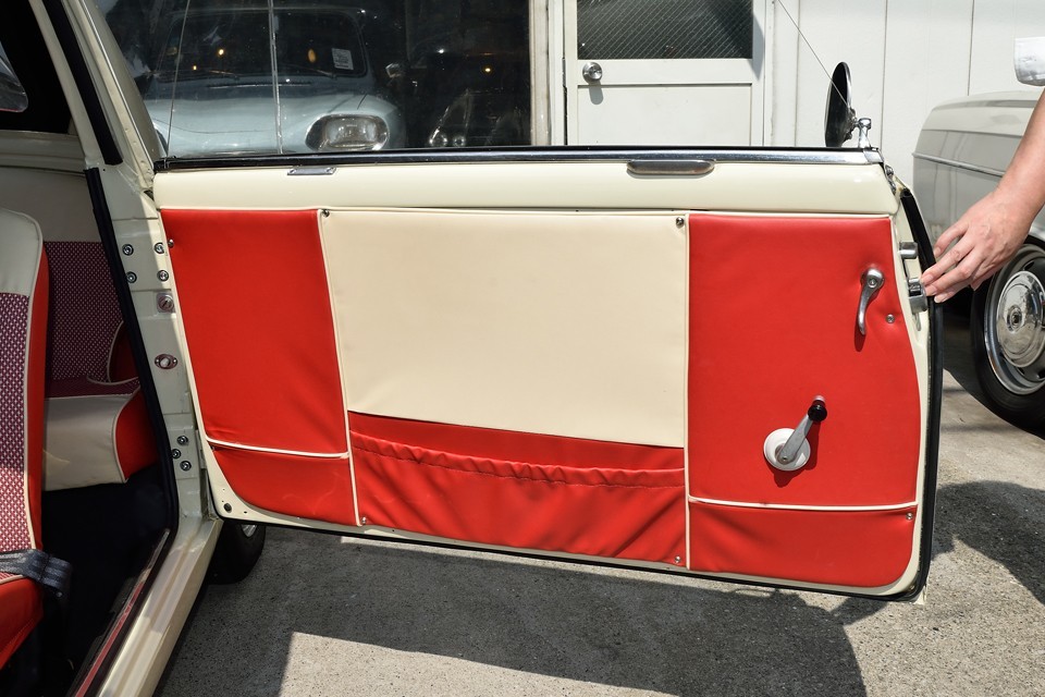 まるでモダニスムを地で行くデザインのドア内張り！まんま「ピエト・モンドリアン」はたまた「オースティン・パワーズ」？！