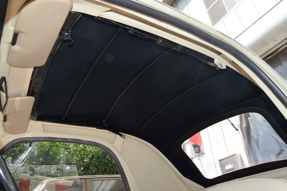 バーガンディーのキャンバストップの内側はご覧の黒。厚手のキャンバス生地とは言え、布一枚なので、遮光を考えて黒なんでしょうね。