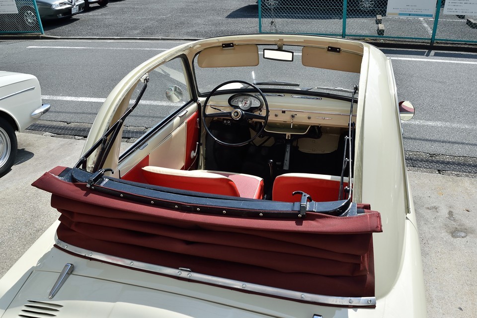 頭上部分だけが開き、ルーフサイドが残るので、車内にいるような安心感もありつつ解放的！フルオープンタイプのカブリオレより、気軽にオープンが楽しめそうです。