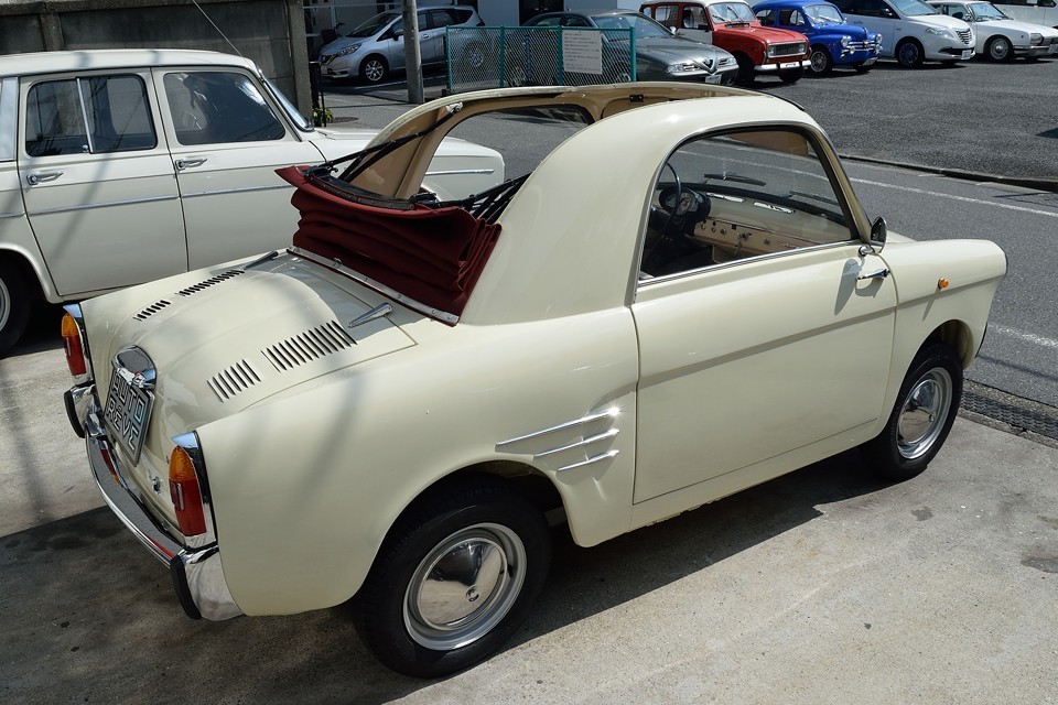 いやぁ～おしゃれですねぇ。これでスカーフで髪を覆った女性が運転していたら、暫く付いていっちゃいそうです（苦笑）