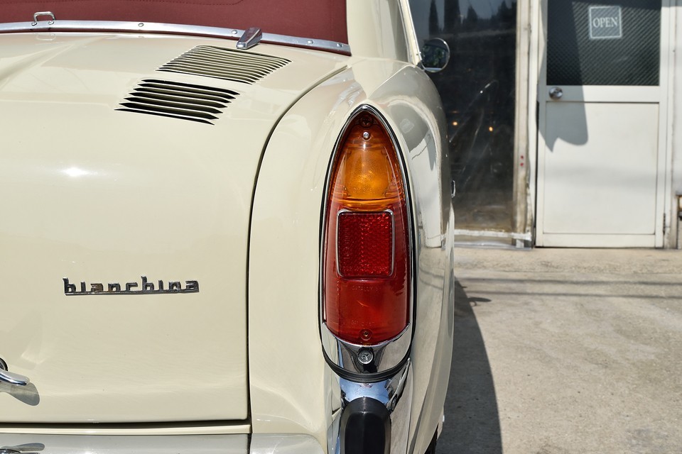 リアスタイルの印象を決めるレトロ感のある縦型リアレンズ！割れ、ヒビはもちろん色褪せも感じない状態です。