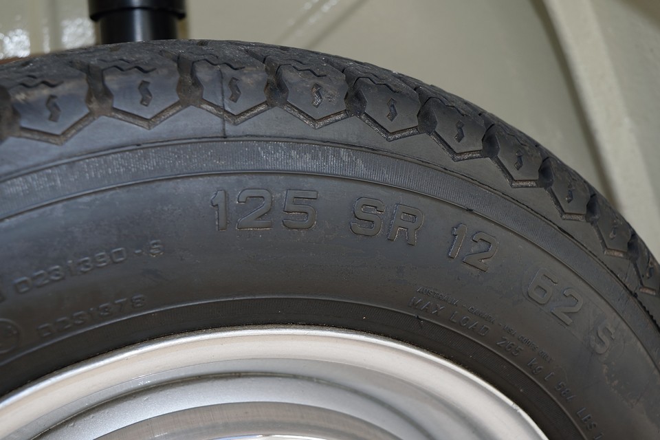 タイヤサイズは125SR12。このCN54、既に国内では入手の難しいタイヤではありますが、当時のままの姿なのに最新のテクノロジーで製造されたチンクファミリーには打って付けのタイヤなのです。