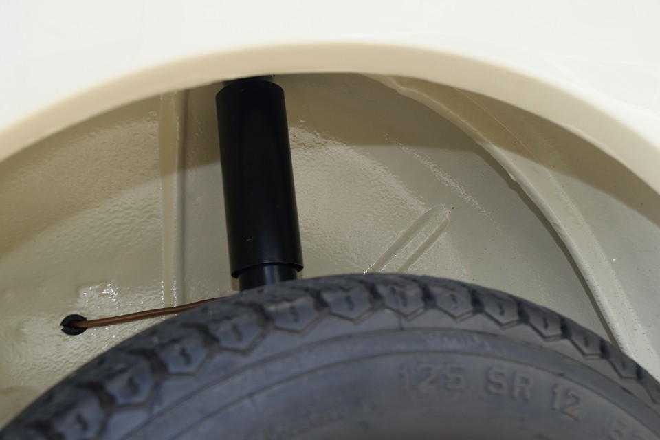 この個体、タイヤハウスの内側ですらこの状態です。タイヤを見てたらココもご覧いただきたくてつい撮影してしまいました。