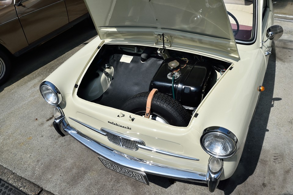 RRなので、フロントがラゲッジスペースですが、燃料タンクとスペアタイヤのせいで、ご覧の通りスペース的にはミニマムです。