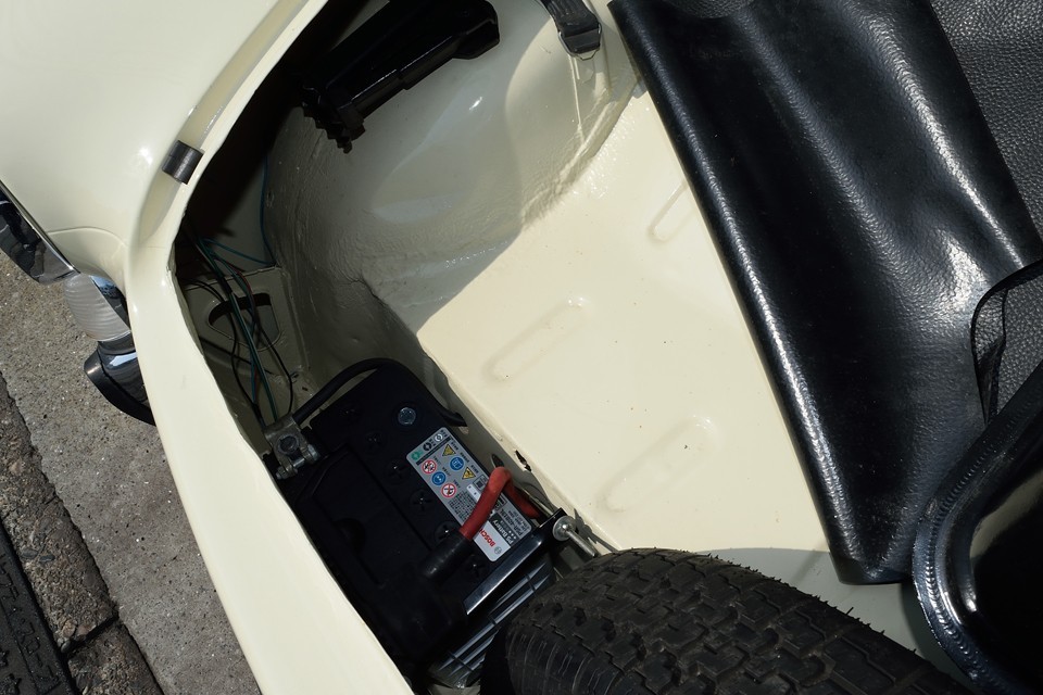 一応マットの下もご覧いただくと・・・サビとは無縁のご安心いただける状態かと・・・。