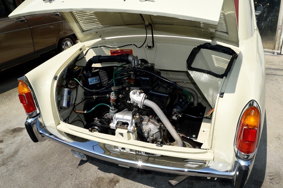 空冷直列2気筒OHV、479cc、15ps/4,000rpmを発生するエンジン。かなり非力ではありますが、車重530kgとチョ～軽量なので、ガンバって走れば、現在の道路事情でも何とか流れに乗れるくらいはいけるかと。