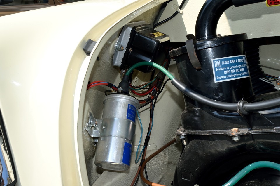 旧車では肝の電装系、配線類もこの通り。旧車には付き物の「サビで接触不良」が起こるのは当分先のようです。