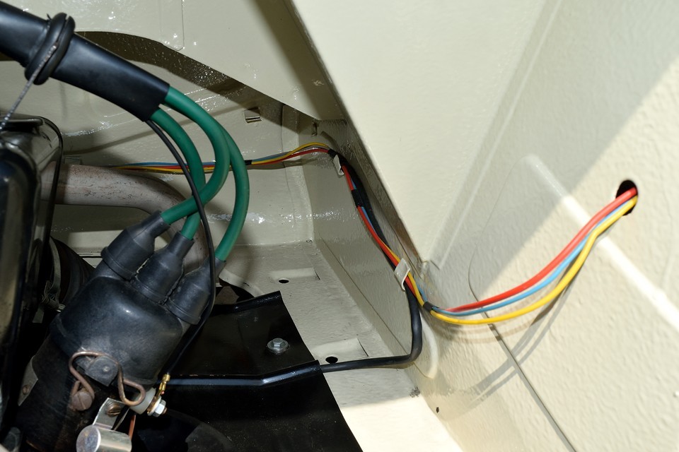 あ～安心、配線の色がちゃんと分かるぅ～！（苦笑）※古いクルマは油汚れでどんな配線も真っ黒なので。