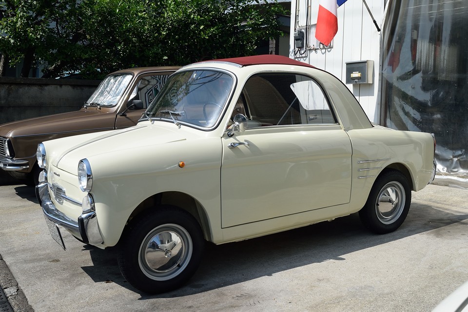 初めてご覧になる方は、その小ささと特異なボディスタイルに驚かれるかもしれませんが、でも、その一瞬を過ぎると、たちまちこの流麗なボディラインに心を奪われ・・・。