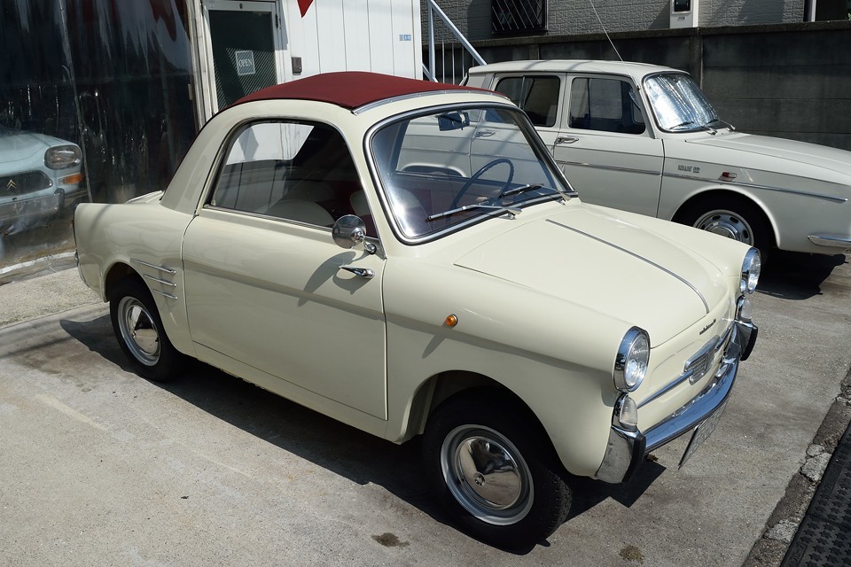 かつては日本でもこのサイズのクルマはいくつかありましたが、どれも国民車的な実用車が主で、こんなエレガントさを感じさせるクルマってあったでしょうか・・・。