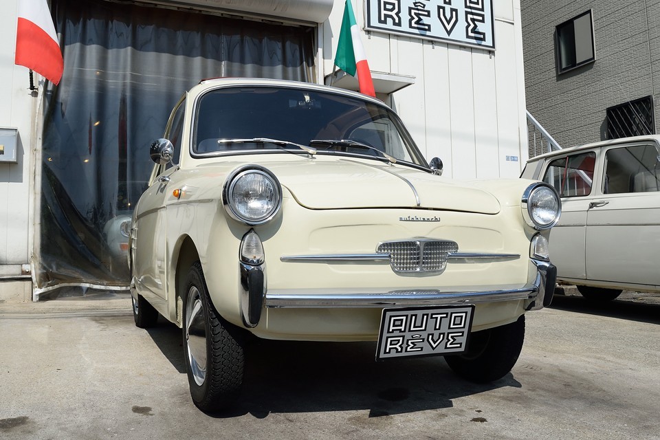 思い返せば数年前に訪れたトリノの街中で見かけた、元気いっぱいに走り抜けるチンクエチェント・・・アレーゼの街の石畳にたたずむビアンキーナ・・・そのどれもが、その街の主のように、そこに存在しつづけ、街の風景を創り出している・・・。