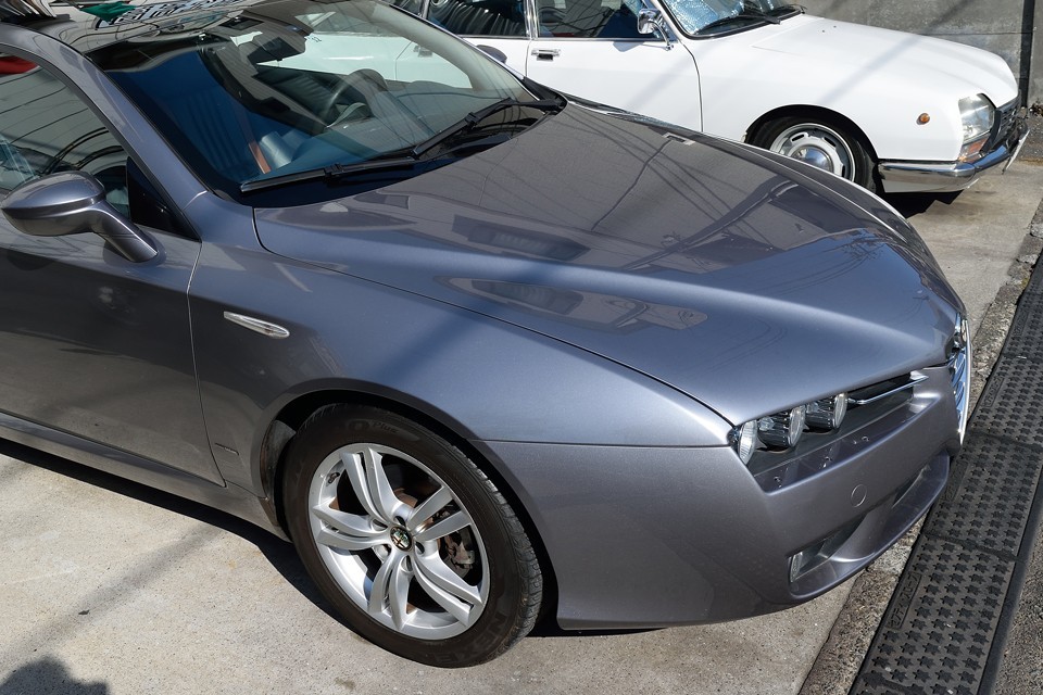 ダイアモンドグレーという名称のボディカラーは、日の光の加減でうっすらとパープルの色味も感じられ、とても上品な印象です。塗装状態ももちろん色褪せは無く、ボディ全体に亘りツヤのある美しい状態！