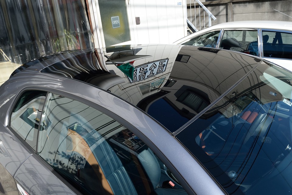 ルーフ全面を覆うスカイウインドウの解放感は格別！シェードを閉めてれば何ら通常ルーフと変わりませんが、開けた時の解放感ときたら！その様子は後ほど。